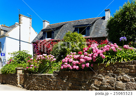ブレア島の石造りの民家とカラフルな花壇 25065523