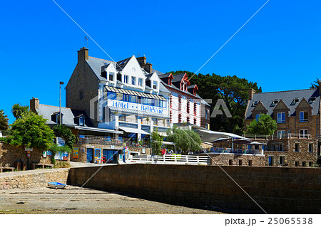 ブレア島の港町と干潮時の景観 25065538