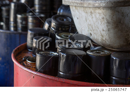 Automobile oil filters background Automobile oil filters background 25065747