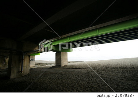 西湘バイパスの橋脚下 西湘バイパスの橋脚下 25079237
