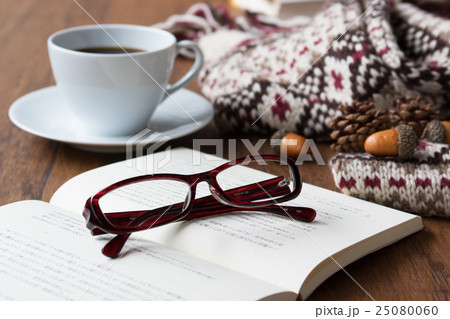 本とコーヒー,読書のイメージ 本とコーヒー,読書のイメージ 25080060