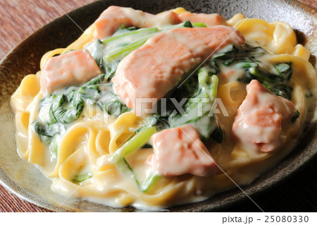 鮭とほうれん草のクリームパスタ 25080330