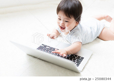 パソコンと赤ちゃん 25080344