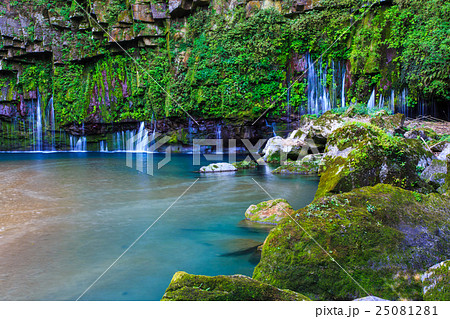 新緑の雄川の滝　鹿児島 25081281