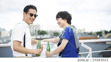 屋上で乾杯する2人 屋上で乾杯する2人 25083023