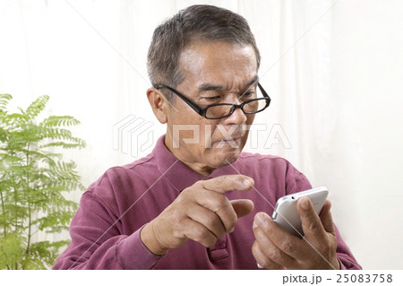 スマホで困っているシニア 25083758