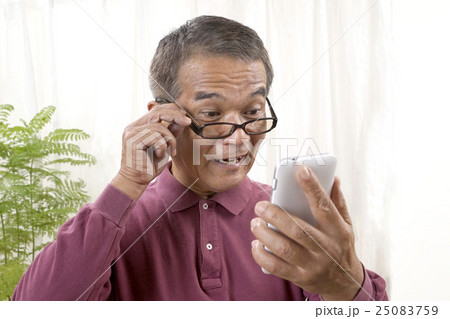 スマホで困っているシニア 25083759