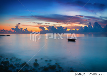 Sunrise over ocean Sunrise over ocean 25083779