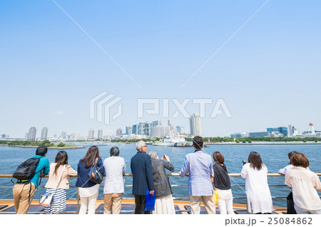 東京湾・クルーズ船・風景を楽しむ乗客の姿 東京湾・クルーズ船・風景を楽しむ乗客の姿 25084862