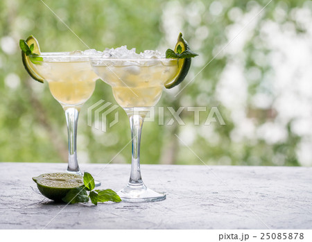 margarita cocktail with lime 25085878