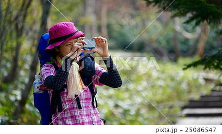 写真を撮る山ガールイメージ 25086547