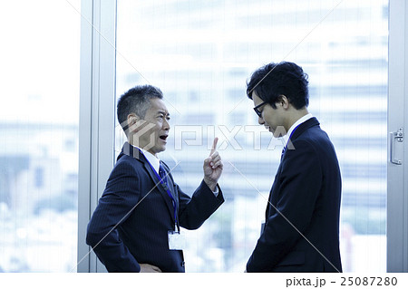 部下を叱る上司 25087280