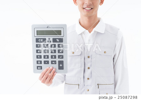 電卓を持つ作業員 25087298