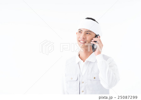 スマホを持つ作業員 25087299