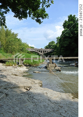 御坂サイフォン橋・志染川の眺め 25087352