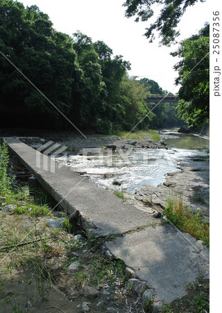 御坂サイフォン橋・志染川の眺め 25087356