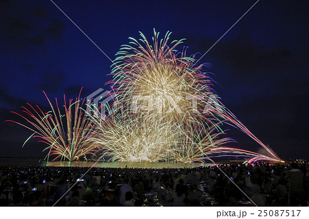 ぎおん柏崎まつり海の大花火大会 海中空スターマイン ぎおん柏崎まつり海の大花火大会 海中空スターマイン 25087517