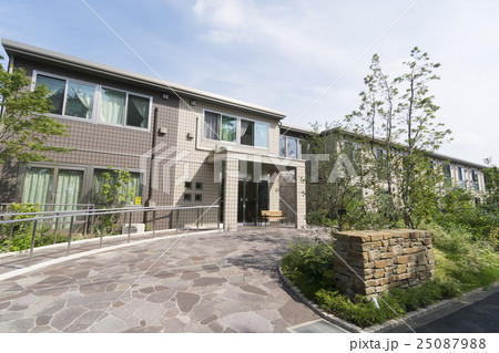 住宅　2階建て　共同住宅　アパート　施設　寮　賃貸住宅　イメージ　エントランス　植栽　緑 25087988