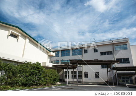 小学校の体育館と校舎 小学校の体育館と校舎 25088051