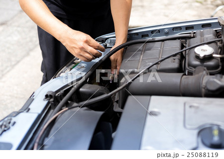 Mechanic changing headlight bulb in a car Mechanic changing headlight bulb in a car 25088119