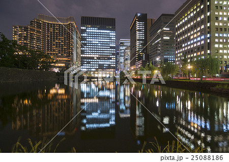 東京都市風景 大手町 丸の内 夜景 日比谷通り 和田倉濠の写真素材