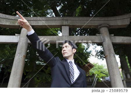 神社に立つビジネスマン 25089579