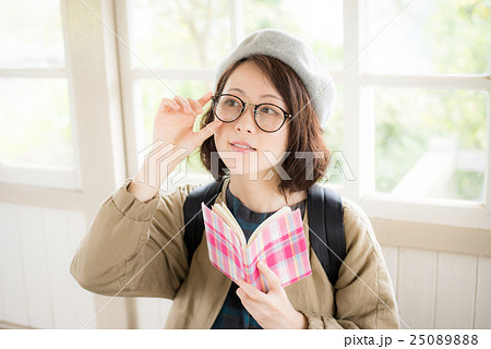 読書　女性　ポートレート 25089888