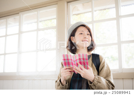 読書　女性　ポートレート 25089941