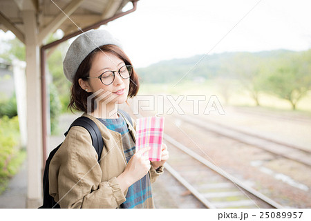 読書　女性　ポートレート 25089957