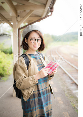 読書 女性 ポートレートの写真素材