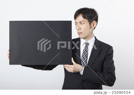 黒板を持つビジネスマン  25090554
