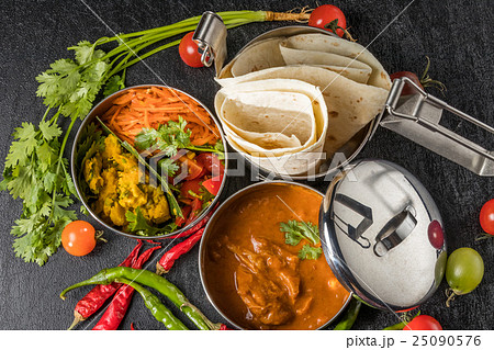 インドの一般的なカレーランチ ミールズ　chapati and curry lunch 25090576