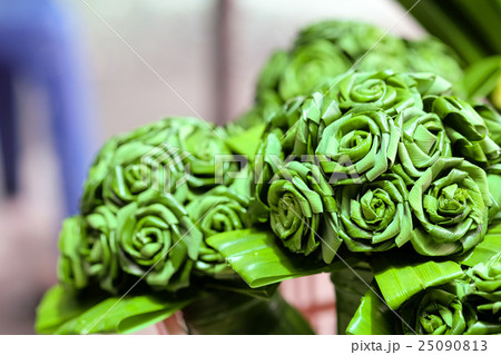 Green pandan leaves a bouquet of flowers. 25090813