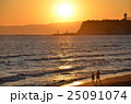 夕日の海の砂間浜で幸せそうに踊る恋人たち 25091074