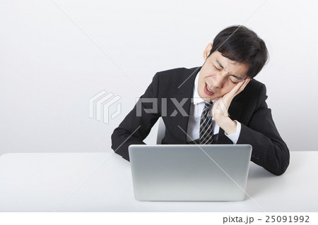 パソコンの前で悩むビジネスマン パソコンの前で悩むビジネスマン 25091992