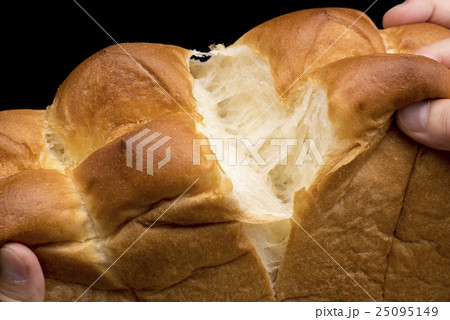 食パンを手で割る 25095149