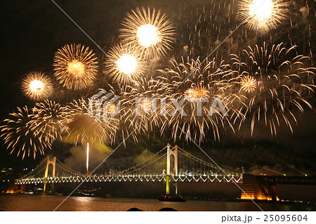 韓国・釜山・広安里ビーチにかかるダイヤモンドブリッジと花火 韓国・釜山・広安里ビーチにかかるダイヤモンドブリッジと花火 25095604