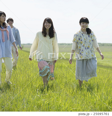 草原を歩く大学生 25095761
