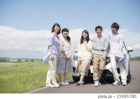 車の周りで微笑む大学生 25095780