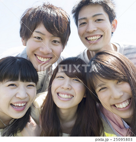 草原で微笑む大学生 草原で微笑む大学生 25095803