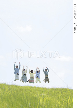 草原でジャンプをする大学生 25095851