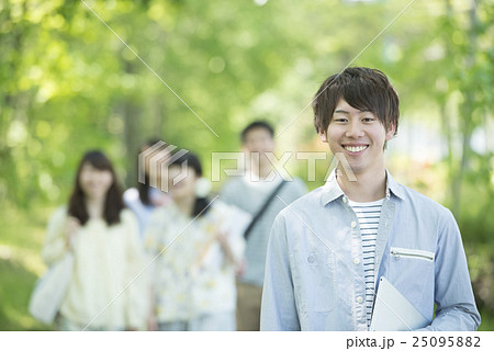 新緑の中で微笑む大学生 25095882