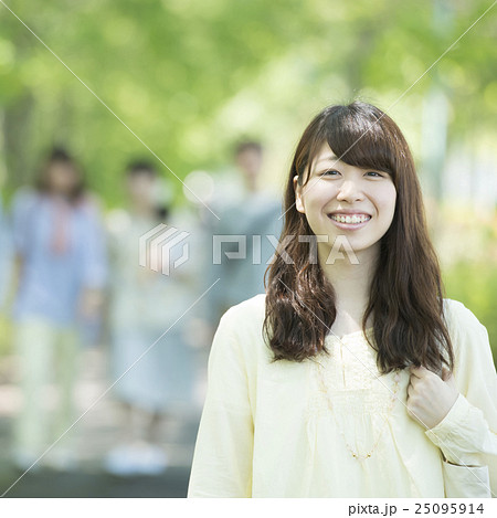 新緑の中で微笑む大学生 新緑の中で微笑む大学生 25095914