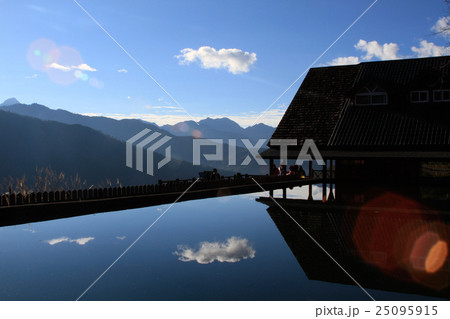 登山者 クライマー 雪の山 25095915