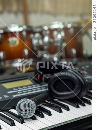 microphone on music keyboard with music brand blurred background, music instrument concpet microphone on music keyboard with music brand blurred background, music instrument concpet 25096142