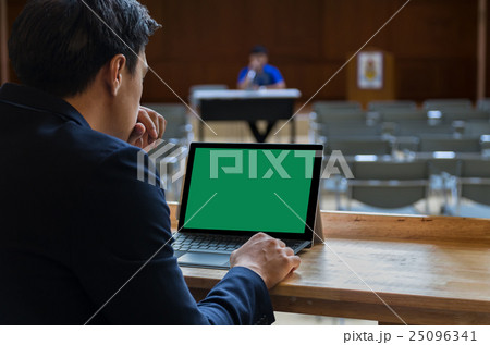 Businessman sitting and using computer laptop showing the blank green screen over the Meeting Blurred background at bright conference hall, Business meeting concept Businessman sitting and using computer laptop showing the blank green screen over the Meeting Blurred background at bright conference hall, Business meeting concept 25096341