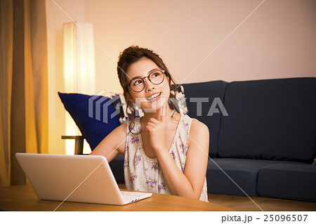 若い女性 若い女性 25096507