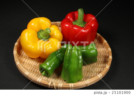 パプリカとピーマン 25101900