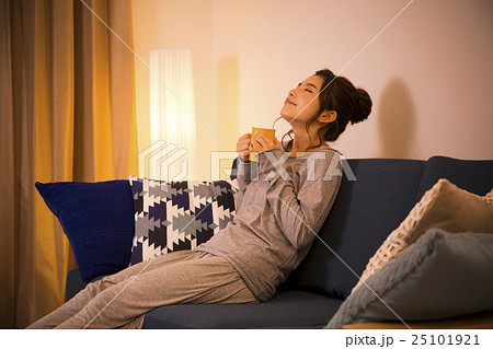 若い女性 若い女性 25101921