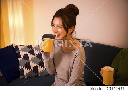 若い女性 25101931